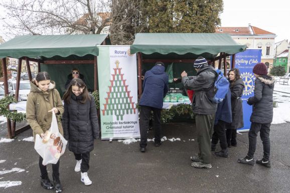 Ezer töltött káposztát osztottak szét
